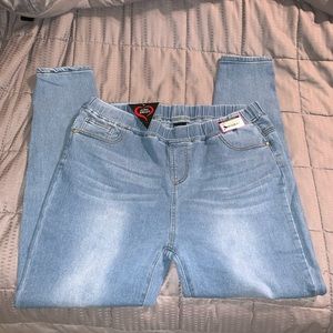 SOLD! NWT Curvy Light Wash Jeggings